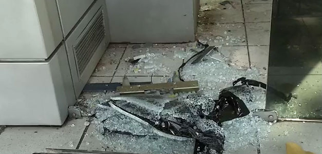 Pedaços de vidro e destroços mostram o impacto da explosão