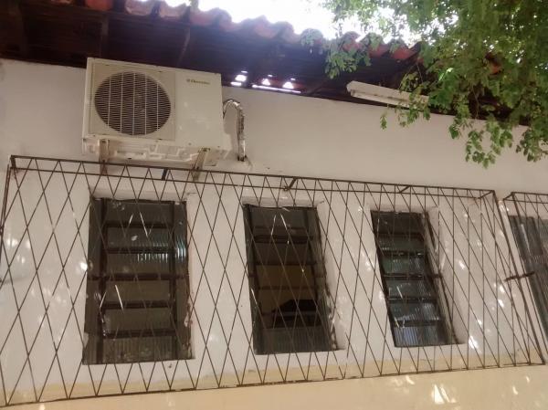Escola teve parte do teto destelhado