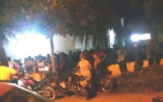 Movimentação em frente ao Hospital que recebeu os três homesn mortos na quinta-feira, dia 25