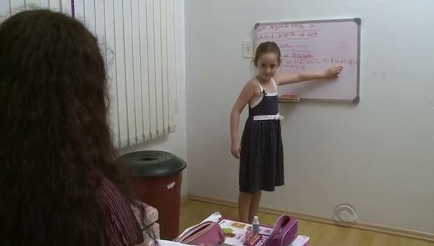 Já pensando no futuro, Aline diz que pensa em ser professora (Crédito: Reprodução)
