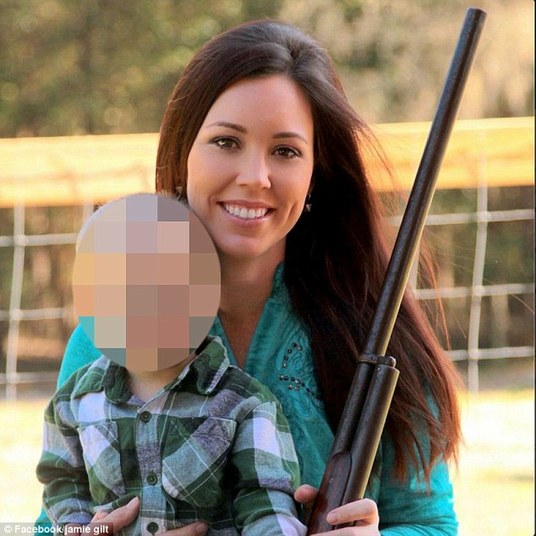 Mulher que defende uso de armas leva tiro do filho de 4 anos (Crédito: Reprodução)