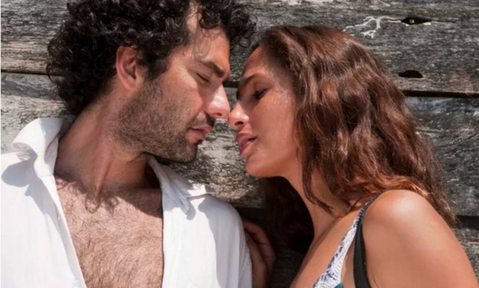 Gustavo Machado e Camila Pitanga, no filme “Eu receberia as piores notícias dos seus lindos lábios” (Crédito: Reprodução)