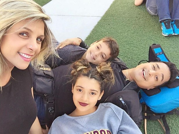 Carla e Xanddy e os filhos (Crédito: Reprodução/ Instagram )