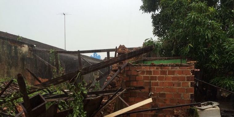 Telhado de oficina desaba e deixa mulher presa em escombros