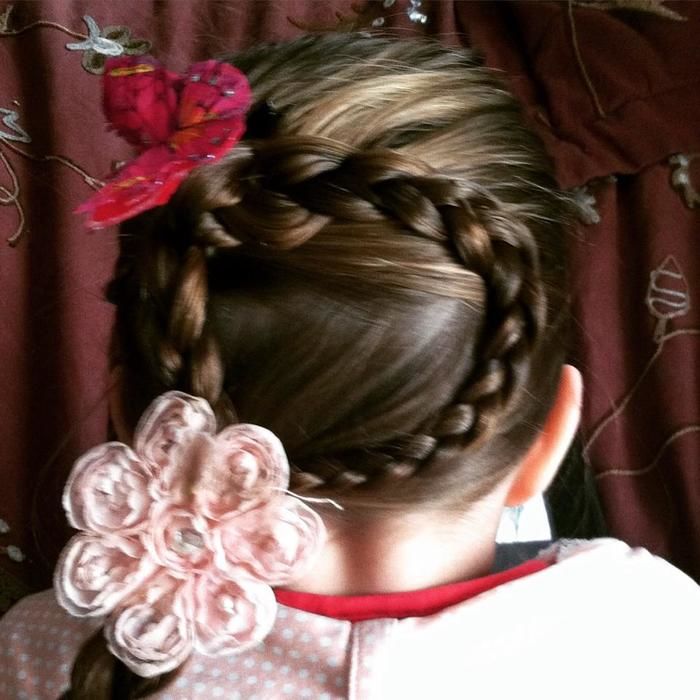 Pai faz sozinho lindas tranças no cabelo de sua filha (Crédito: Reprodução)