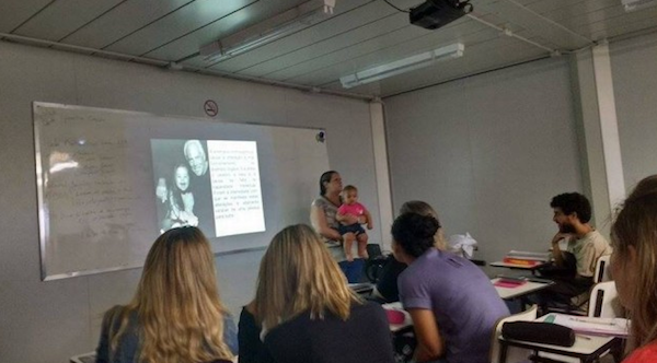 Professora pegou o bebê para que a mãe ficasse atenta na aula