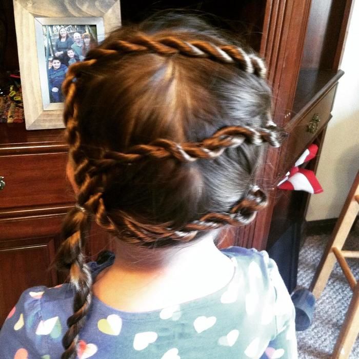 Pai faz sozinho lindas tranças no cabelo de sua filha (Crédito: Reprodução)