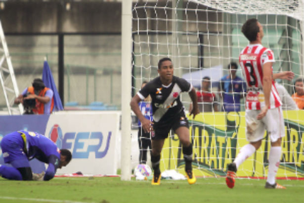 Vasco vence Bangu por 2 a 0