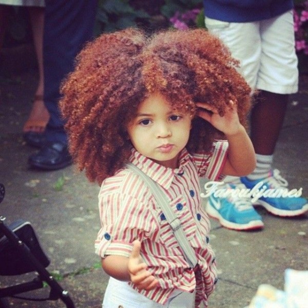 Farouk James só tem apenas 4 anos e faz sucesso com seu cabelo estiloso (Crédito: Reprodução)