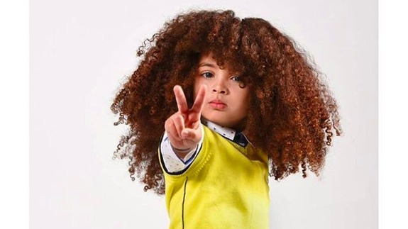 Farouk James só tem apenas 4 anos e faz sucesso com seu cabelo estiloso (Crédito: Reprodução)