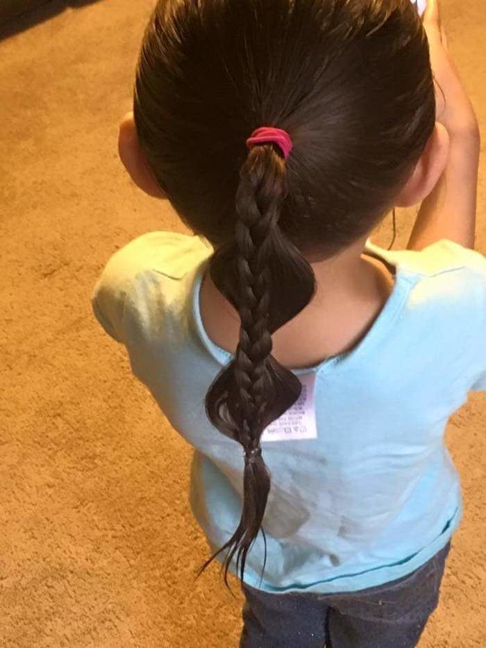 Pai faz sozinho lindas tranças no cabelo de sua filha (Crédito: Reprodução)