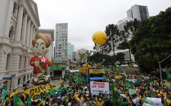 Protesto em Curitiba reúne 110 mil pessoas