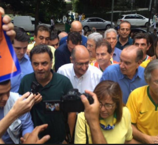 Aécio e Alckmin são hostilizados em manifestação