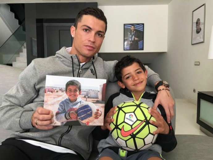 Cristiano Ronaldo ajuda criança refugiada da guerra na Síria (Crédito: Reprodução)