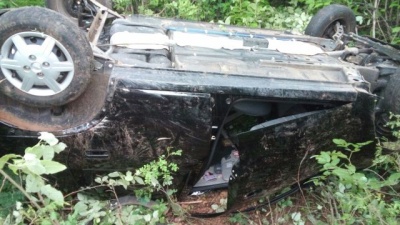 Carro capotou com seis pessoas dentro