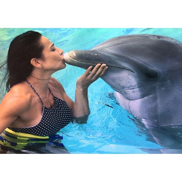 Scheila Carvalho beija golfinho (Crédito: Reprodução/ Instagram )