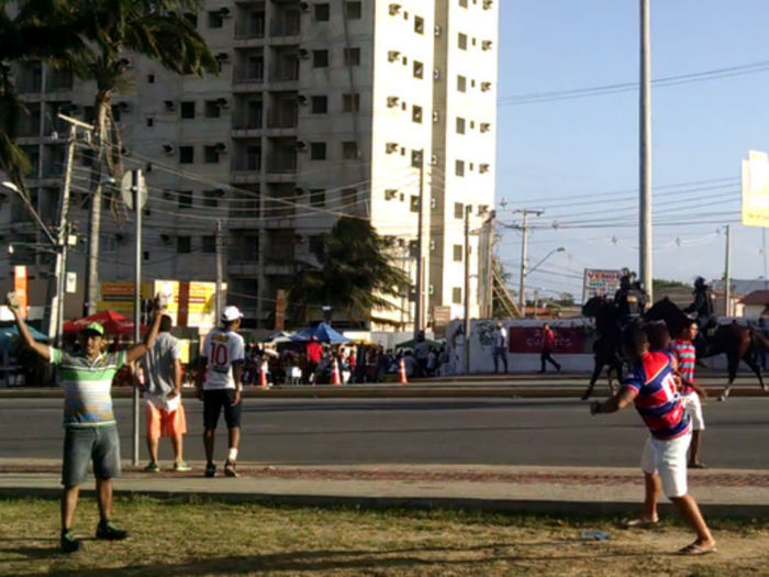 Briga entre torcedores (Crédito: G1)