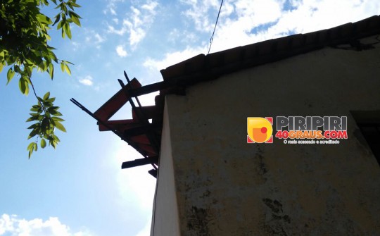 Parte do teto de escola desabou em Piripiri (Crédito: Piripiri 40 graus)