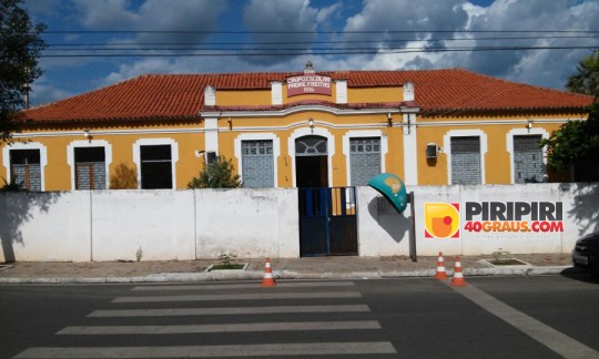 Parte do teto de escola desabou em Piripiri (Crédito: Piripiri 40 graus)