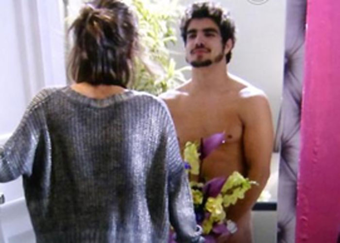 Caio Castro também já apareceu peladão (Crédito: Reprodução/ Youtube )