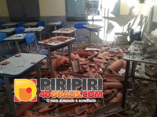 Parte do teto de escola desabou em Piripiri (Crédito: Piripiri 40 graus)