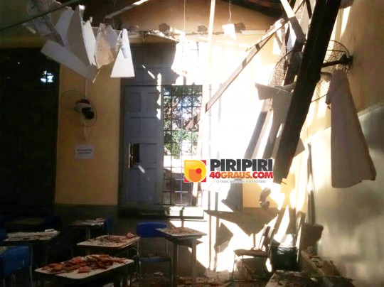Parte do teto de escola desabou em Piripiri (Crédito: Piripiri 40 graus)