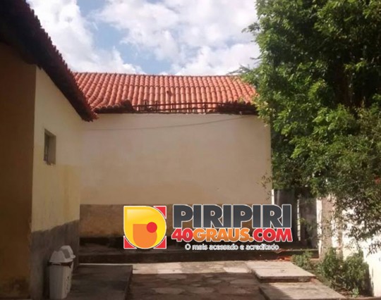 Parte do teto de escola desabou em Piripiri (Crédito: Piripiri 40 graus)