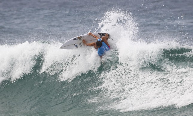 ohanne Defay acertando um club sandwich no WCT da Gold Coast (Crédito: Kelly Cestari/Divulgação WSL)