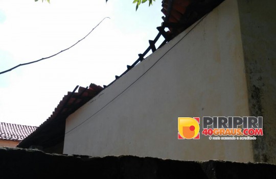 Parte do teto de escola desabou em Piripiri (Crédito: Piripiri 40 graus)