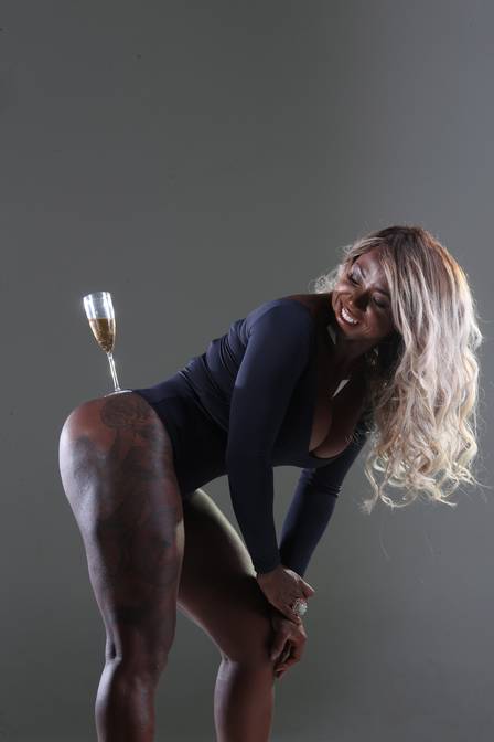 Ex-BBB Adélia colocou taça bumbum (Crédito: Extra)