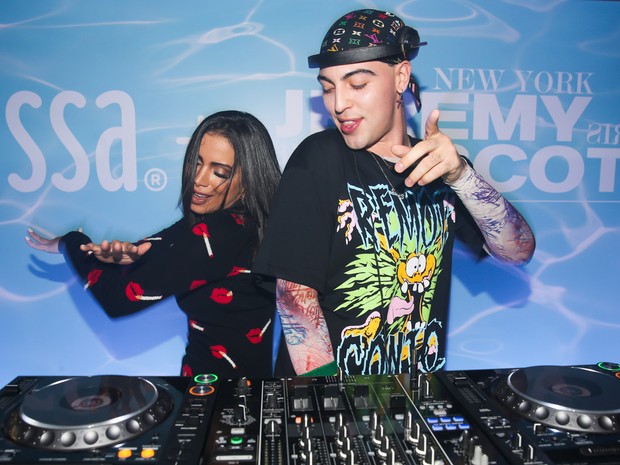 Anitta e Sabrina Sato roubam a cena durante festa em São Paulo (Crédito: Reprodução)
