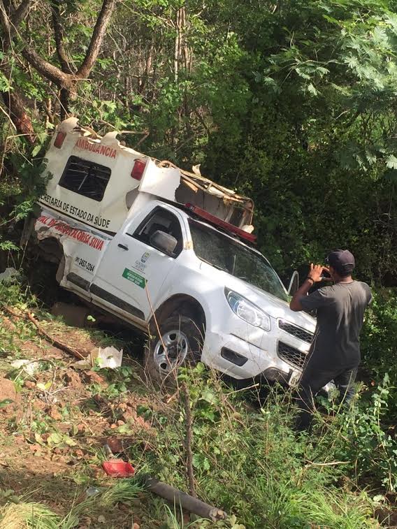 Acidente com ambulância de 3 mortos e 4 feridos