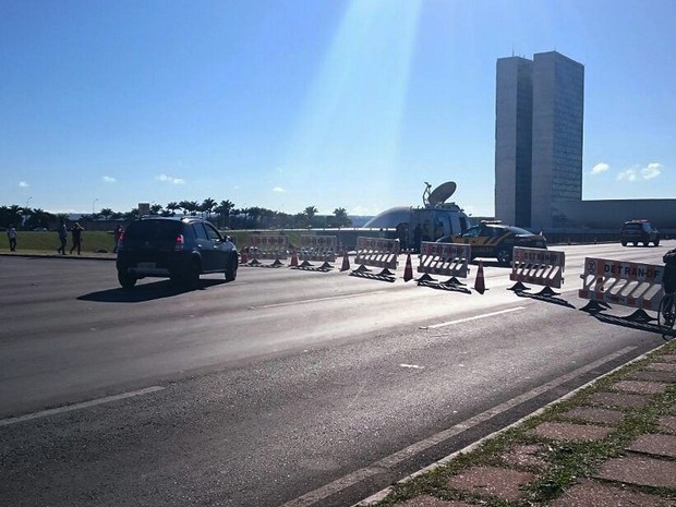 Grupo a favor do governo fazem ato em frente ao Palácio do Planalto (Crédito: Reprodução)