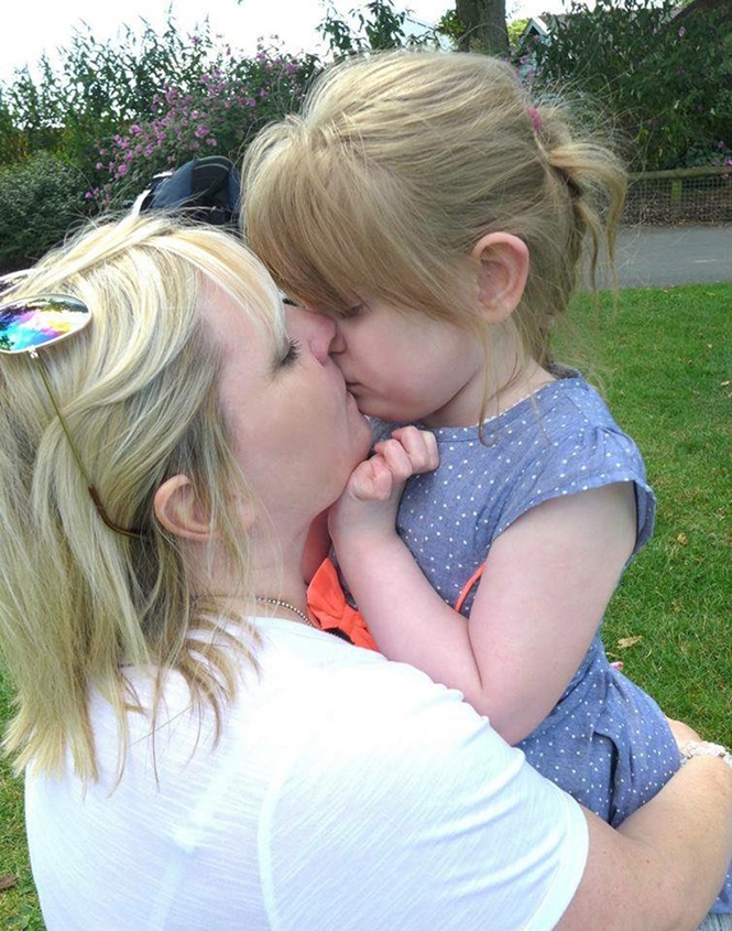 Scarlett atualmente com a mãe