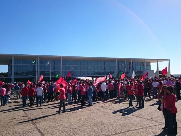 Grupo a favor do governo fazem ato em frente ao Palácio do Planalto (Crédito: Reprodução)