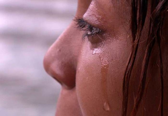 Mulheres se prostituem em mangue do nordeste em condições desumanas