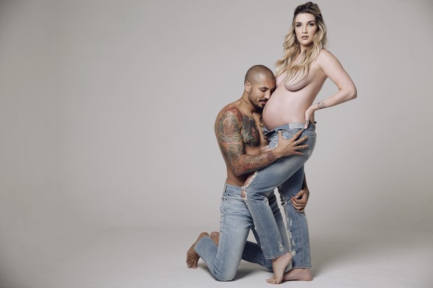 Aline posa sensual durante ensaio de gravidez (Crédito: Marcos Serra Lima)