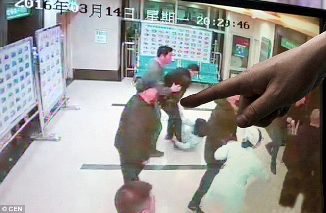Descontrolado, homem tenta atear fogo em enfermeira na China (Crédito: Reprodução)