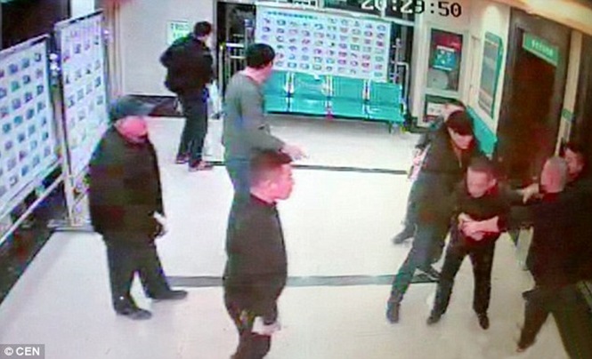 Descontrolado, homem tenta atear fogo em enfermeira na China (Crédito: Reprodução)