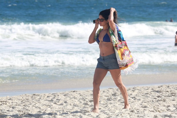 Carol Castro curte praia carioca (Crédito: Agnews)