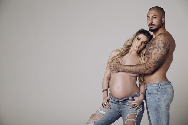 Aline posa sensual durante ensaio de gravidez (Crédito: Marcos Serra Lima)