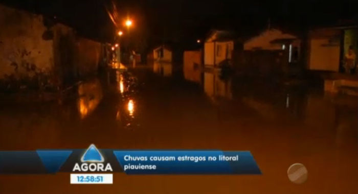 Ruas alagadas no bairro Piauí, em Parnaíba