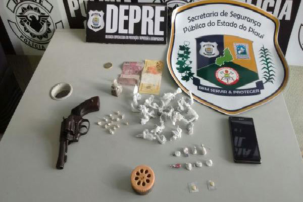 Droga e dinheiro apreendida com Paulo César de Sousa Araújo