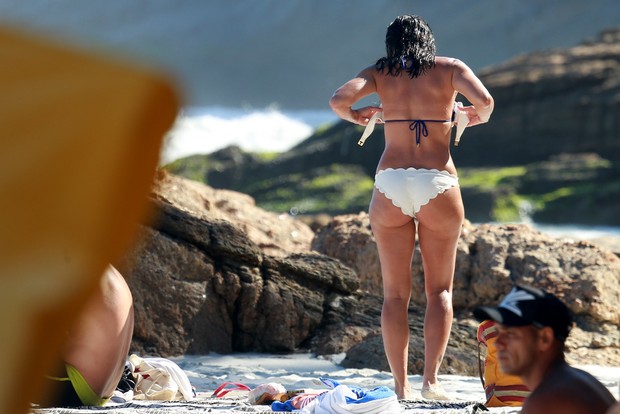 Carol Castro curte praia carioca (Crédito: Agnews)