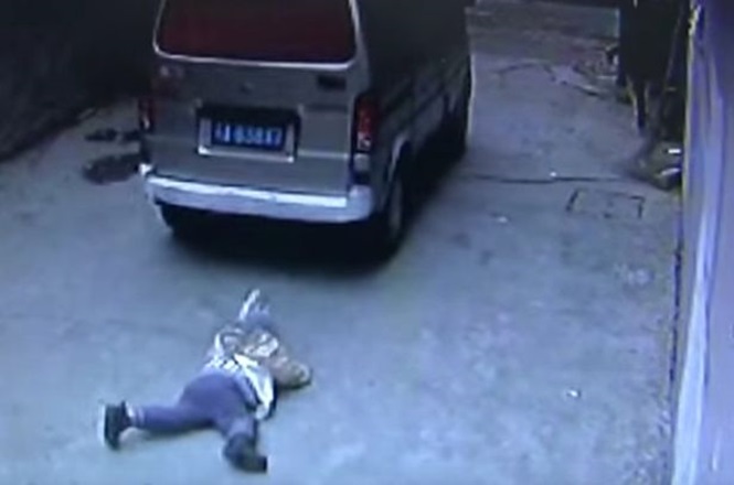 Carro passa por cima de criança que sai ilesa do acidente (Crédito: Reprodução)