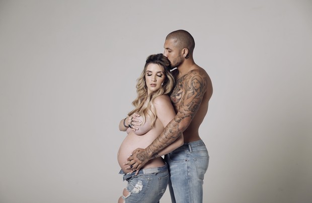 Aline posa sensual durante ensaio de gravidez (Crédito: Marcos Serra Lima)