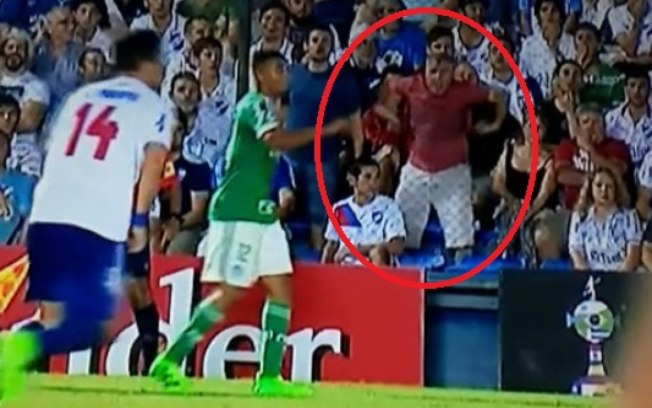 Imagem mostra atitude racista do torcedor