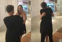 Fã empolgado agarra e beija Ana Paula na boca em shopping; vídeo