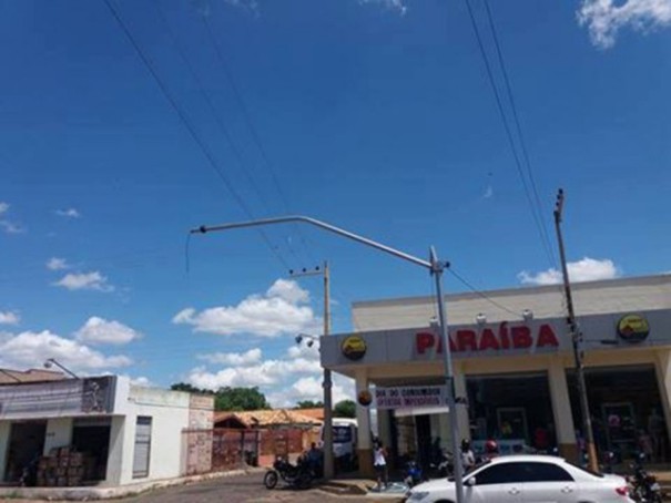 Semáforo arrancado em Oeiras
