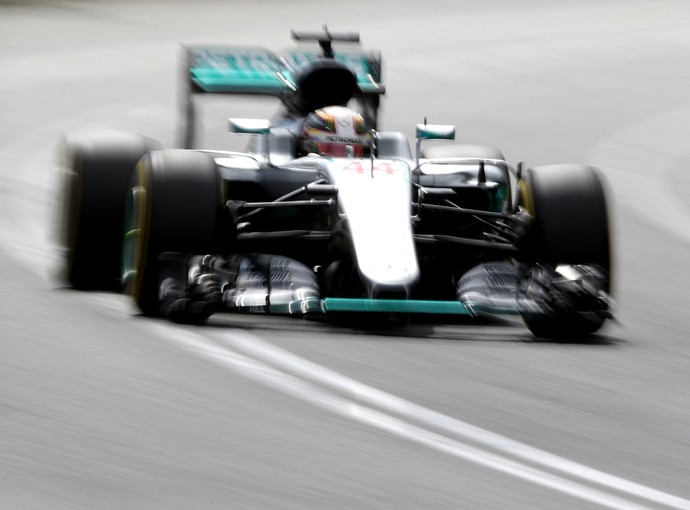 Hamilton começa a temporada com a pole